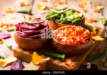 Getrocknete Gemüsechips aus Karotten, Rüben, Pastinaken und anderem Gemüse. Bio-Diät und vegane Nahrung. Stockfoto