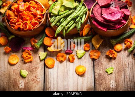 Getrocknete Gemüsechips aus Karotten, Rüben, Pastinaken und anderem Gemüse. Bio-Diät und vegane Nahrung. Stockfoto