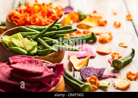 Getrocknete Gemüsechips aus Karotten, Rüben, Pastinaken und anderem Gemüse. Bio-Diät und vegane Nahrung. Stockfoto