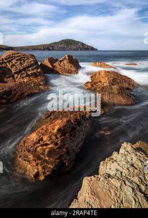Wasser fließt zwischen Felsen auf Broughton Island in Australien Stockfoto