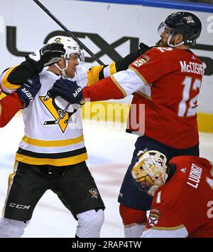 Sunrise, USA. 07. Februar 2019. Der Pittsburgh Penguins' Patric Hornqvist (72) kämpft am Donnerstag, den 7. Februar 2019 im BB&T Center in Sunrise, Florida, mit dem Florida Panthers' Ian McCoshen (12). Die Panthers gewannen, 3:2, in Überstunden. (Foto: David Santiago/Miami Herald/TNS/Sipa USA) Guthaben: SIPA USA/Alamy Live News Stockfoto