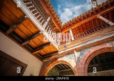 Einer der Innenhöfe von El Palacio de Mondragón, historisches Mudejar-Renaissance-Gebäude in der Altstadt von Ronda, Malaga, Spanien Stockfoto