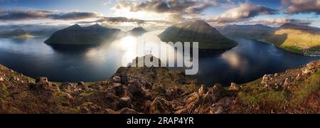 Panoramablick von der beliebten Touristenattraktion vom Klakkur Gipfel in der Nähe der Stadt Klaksvik auf der Insel Kalsoy, den Färöern, Dänemark. Das Konzept der Schönheit der Natur Stockfoto