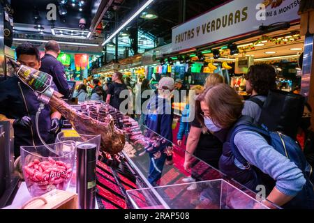 Barcelona, Spanien, Menschenmassen, Frauen-Shopping, Metzgerei, Spanischer Lebensmittelmarkt, Stadtzentrum, St. Josep, "La Boqueria" Übertourismus Stockfoto