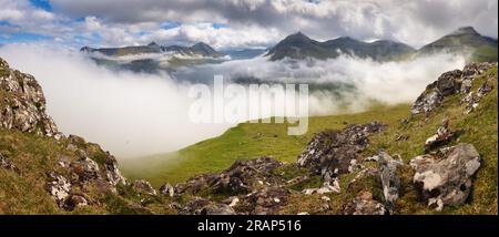 Nebliger Blick auf das Dorf Funningur, die Färöer, Dänemark, Europa. Malerische Sommerszene der Insel Eysturoy. Schönheit des Naturkonzepts Hintergrund. Stockfoto