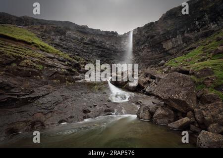 Wasserfall Fossa auf den Färöern, lange Exposition Stockfoto