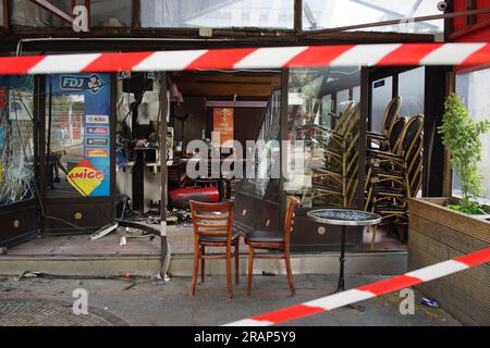 Le Village des Fêtes Café, Rue Louise Thuliez, Place de Fêtes, 75019, Paris, Frankreich, 30. Juni 2023. Ein Café wird nach einer dritten Nacht der Gewalt und Aufstände angegriffen, weil die Polizei einen Teenager am Dienstagabend in Nanterre, einem Vorort von Paris, tötete. Kredit: Jane Burke/Alamy Live News. Stockfoto