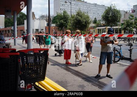 Monoprix, 9 Rue Louise Thuliez, Place de Fêtes, 75019, Paris, Frankreich, 30. Juni 2023. Die Leute schauen zu, nachdem ein Monoprix-Laden angegriffen wurde, nach einer dritten Nacht der Gewalt und Aufstände wegen der Polizeimord an einem Teenager am Dienstagabend in Nanterre, einem Vorort von Paris. Kredit: Jane Burke/Alamy Live News. Stockfoto