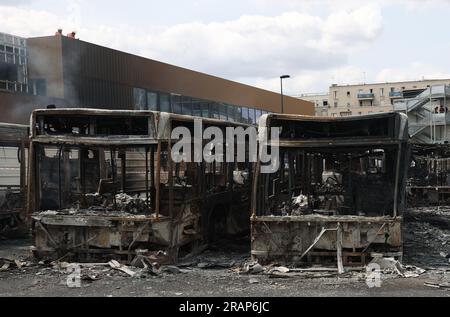 Paris, Frankreich. 30. Juni 2023. Verbrannte Busse sind am Busbahnhof Fort d'Aubervilliers in Aubervilliers, nördlich von Paris, Frankreich, am 30. Juni zu sehen. 2023. Kredit: Gao Jing/Xinhua/Alamy Live News Stockfoto