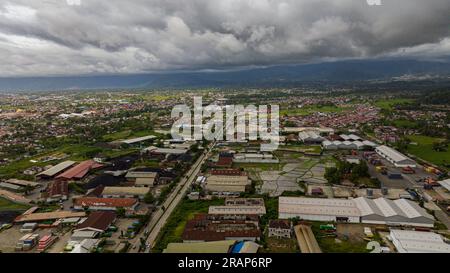 Luftdrohne von Padang mit Wohngebieten und Häusern. Sumatra, Indonesien. Stockfoto