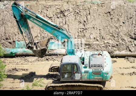 Der Bagger arbeitet im Boden. Stockfoto