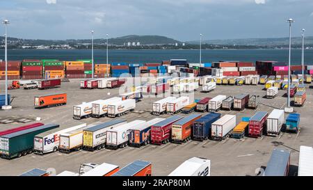 Lastwagenzüge, die am Belfast-Hafen am Fracht- und Passagierterminal warten, werden von Belfast zur Autofähre der Cairn Ryyan Stena-Linie gebracht. Stockfoto