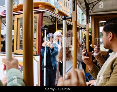 An Bord der Cable Cars, die sich gegenseitig passieren, ist die Powell Street San Francisco California USA voller Touristen Stockfoto