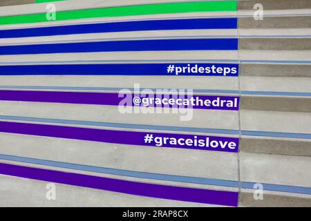 Steps, benannt nach Pride Steps für LGBTQIA+ am Eingang zur Grace Cathedral, fertiggestellt in 1964 1100 California Street San Francisco California USA Stockfoto