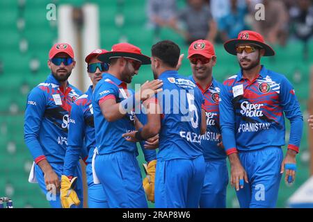 Fazalhaq Farooqi feiert zusammen mit Teamkollegen, nachdem er Tamim Iqbal Khan Wicket während der ODI-Matte (Bangladesch-Afghanistan First One Day International) erhalten hat Stockfoto