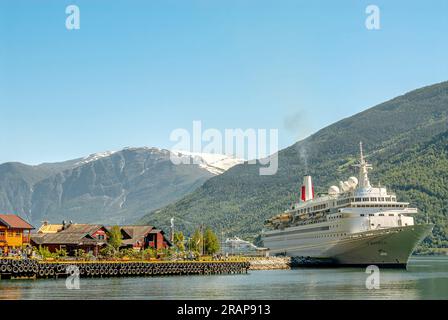 Das Kreuzfahrtschiff Boudicca der Fred Olsen Cruise Line ankerte im Flam Harbor am Aurlands Fjord, Norwegen Stockfoto