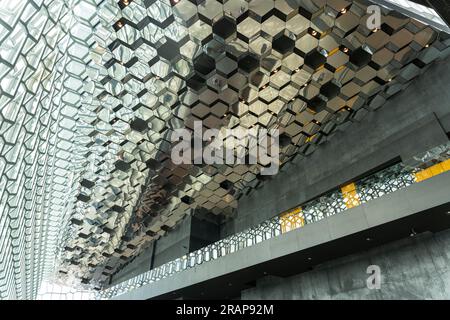 Reykjavik, Island - 06.21.2023: Glasinnendecke des Konzertsaals und Konferenzzentrums Harpa in Reykjavik, Island Stockfoto