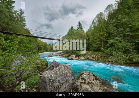 Wilder Canyon mit kristallklarem türkisfarbenem Wasser im Soca-Tal, Trigalv-Nationalpark bei Bovec, Slowenien Stockfoto