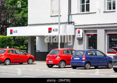 FRYDEK-MISTEK, TSCHECHISCHE REPUBLIK - 28. MAI 2023: Parkplatz vor der Komercni Banka Bank, die Finanzdienstleistungen anbietet Stockfoto