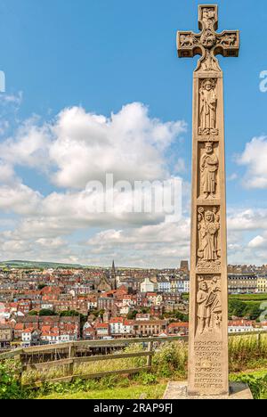 Keltisches Kreuz auf dem Friedhof von Whitby Abbey. Whitby, North Yorkshire, England Stockfoto