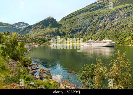 Kreuzfahrtschiff MV Amadea liegt im Geirangerfjord, Norwegen Stockfoto