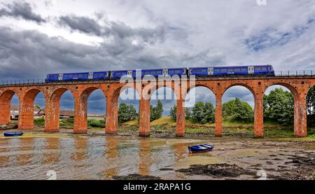 Ferryden Viaduct Montrose Basin Scotland ScotRail Passenger Diesel Train überquert die 17 halbkreisförmigen Bögen aus rotem Backstein Stockfoto