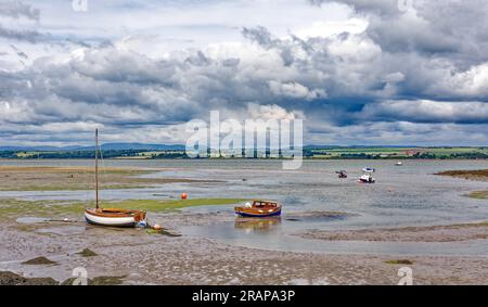 Montrose Scotland River South Esk und The Basin mit kleinen Booten bei Ebbe im Frühsommer Stockfoto