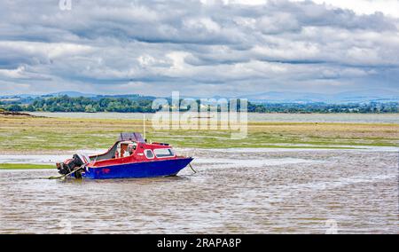 Montrose Schottland kleines Fischerboot und Blick über den Fluss South Esk und das Becken bei Ebbe Stockfoto