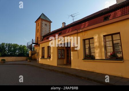 Podebrady, Tschechische Republik - 12. Juni 2023 - das Podebrady Chateau an einem sonnigen Frühlingsnachmittag Stockfoto