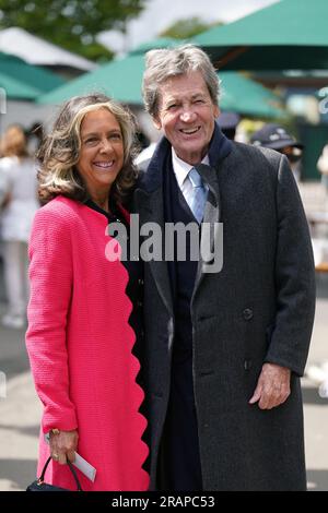 Melvyn Bragg und seine Frau Gabriel Clare-Hunt kamen am dritten Tag der Wimbledon-Meisterschaft 2023 im All England Lawn Tennis and Croquet Club in Wimbledon an. Bilddatum: Mittwoch, 5. Juli 2023. Stockfoto