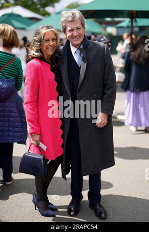 Melvyn Bragg und seine Frau Gabriel Clare-Hunt kamen am dritten Tag der Wimbledon-Meisterschaft 2023 im All England Lawn Tennis and Croquet Club in Wimbledon an. Bilddatum: Mittwoch, 5. Juli 2023. Stockfoto