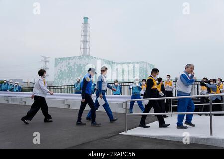 Futaba, Japan. 5. Juli 2023. Rafael Mariano Grossi, Generaldirektor der Internationalen Atomenergiebehörde, zweite Linke, trifft ein, um das beschädigte Kernkraftwerk Fukushima zu inspizieren, während Tomoaki Kobayakawa, Präsident der Tokyo Electric Power Co., Dritte Linke, ihn am Mittwoch, den 5. Juli 2023 nach Futaba im Nordosten Japans begleitet. Japans Vizeminister Fusae Ota, links, folgt. (Credit Image: © POOL via ZUMA Press Wire) NUR REDAKTIONELLE VERWENDUNG! Nicht für den kommerziellen GEBRAUCH! Stockfoto