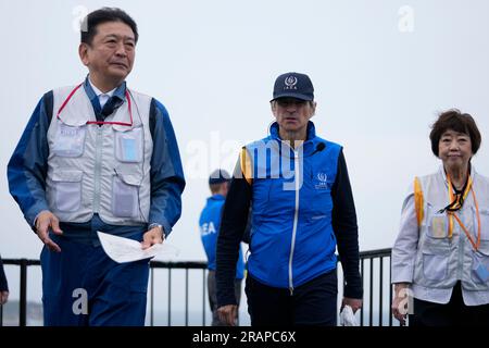 Futaba, Japan. 5. Juli 2023. Tomoaki Kobayakawa, Präsident der Tokyo Electric Power Co., Linke, und japanischer Vizeminister Fusae Ota, rechts, begleiten Rafael Mariano Grossi, Generaldirektor der Internationalen Atomenergie-Organisation, zurück zu ihrem Bus, während sie das beschädigte Fukushima-Kernkraftwerk in Futaba, Nordosten Japans, besuchen, Mittwoch, 5. Juli 2023. (Credit Image: © POOL via ZUMA Press Wire) NUR REDAKTIONELLE VERWENDUNG! Nicht für den kommerziellen GEBRAUCH! Stockfoto