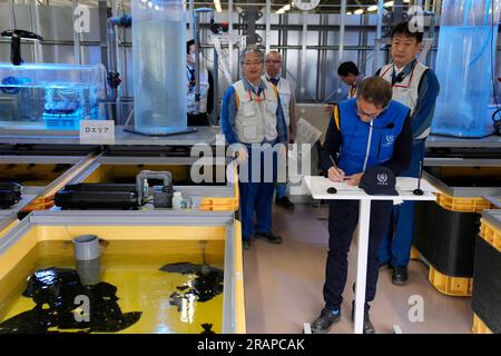Futaba, Japan. 5. Juli 2023. Rafael Mariano Grossi, Generaldirektor der Internationalen Atomenergiebehörde, unterzeichnet Kooperationsabkommen mit Tokyo Electric Power Co (TEPCO) über den Informationsaustausch zur Verbesserung der Meeresbewohner, während er und TEPCO-Präsident Tomoaki Kobayakawa am Mittwoch, den 5. Juli 2023, ein Labor im beschädigten Kernkraftwerk Fukushima in Okuma im Nordosten Japans besuchten. Auf der linken Seite wird Flunder in einem Tank mit behandeltem Abwasser im Labor aufgezogen. (Credit Image: © POOL via ZUMA Press Wire) NUR REDAKTIONELLE VERWENDUNG! Nicht für den kommerziellen GEBRAUCH! Stockfoto