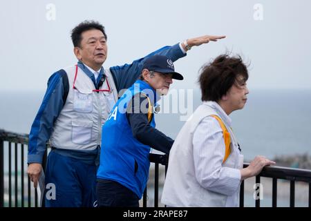 Futaba, Japan. 5. Juli 2023. Rafael Mariano Grossi, Generaldirektor der Internationalen Atomenergiebehörde, hört Tomoaki Kobayakawa, Präsident der Tokyo Electric Power Co., zu, wie auch der japanische stellvertretende Industrieminister Fusae Ota hört, während Grossi das beschädigte Kernkraftwerk Fukushima in Futaba besuchte. Nordosten Japans, Mittwoch, 5. Juli 2023. (Credit Image: © POOL via ZUMA Press Wire) NUR REDAKTIONELLE VERWENDUNG! Nicht für den kommerziellen GEBRAUCH! Stockfoto