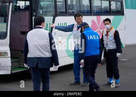 Futaba, Japan. 5. Juli 2023. Tomoaki Kobayakawa, Präsident der Tokyo Electric Power Co., Center Back, begleitet Rafael Mariano Grossi, Generaldirektor der Internationalen Atomenergie-Organisation, zurück zu ihrem Bus, während er das beschädigte Fukushima-Kernkraftwerk in Futaba, Nordosten Japans, am Mittwoch, den 5. Juli 2023 besucht. (Credit Image: © POOL via ZUMA Press Wire) NUR REDAKTIONELLE VERWENDUNG! Nicht für den kommerziellen GEBRAUCH! Stockfoto