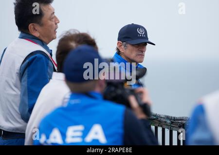 Futaba, Japan. 5. Juli 2023. Rafael Mariano Grossi, Generaldirektor der Internationalen Atomenergiebehörde, hört Tomoaki Kobayakawa, Präsident der Tokyo Electric Power Co., Left, zu und erläutert die Anlagen, die zur Freisetzung von aufbereitetem Abwasser verwendet werden, während er das beschädigte Kernkraftwerk Fukushima in Futaba, Nordosten Japans, am Mittwoch, den 5. Juli 2023 besucht. (Credit Image: © POOL via ZUMA Press Wire) NUR REDAKTIONELLE VERWENDUNG! Nicht für den kommerziellen GEBRAUCH! Stockfoto