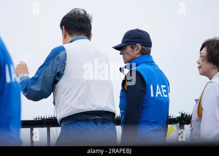 Futaba, Japan. 5. Juli 2023. Rafael Mariano Grossi, Generaldirektor der Internationalen Atomenergiebehörde, hört Tomoaki Kobayakawa, Präsident der Tokyo Electric Power Co., zu, wie die Anlagen zur Freisetzung von aufbereitetem Abwasser erläutert werden, wie auch der japanische stellvertretende Industrieminister Fusae Ota, richtig, hört: Während Grossi das beschädigte Kernkraftwerk Fukushima in Futaba im Nordosten Japans am Mittwoch, den 5. Juli 2023 besuchte. (Credit Image: © POOL via ZUMA Press Wire) NUR REDAKTIONELLE VERWENDUNG! Nicht für den kommerziellen GEBRAUCH! Stockfoto