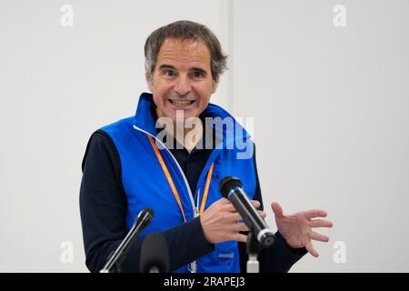 Futaba, Japan. 5. Juli 2023. Rafael Mariano Grossi, Generaldirektor der Internationalen Atomenergie-Organisation, spricht am Mittwoch, den 5. Juli 2023, auf einer Pressekonferenz im beschädigten Kernkraftwerk Fukushima in Okuma, Nordostjapan. (Credit Image: © POOL via ZUMA Press Wire) NUR REDAKTIONELLE VERWENDUNG! Nicht für den kommerziellen GEBRAUCH! Stockfoto