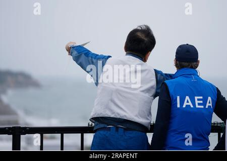 Futaba, Japan. 5. Juli 2023. Rafael Mariano Grossi, Generaldirektor der Internationalen Atomenergiebehörde, hört Tomoaki Kobayakawa, Präsident der Tokyo Electric Power Co., zu, wie die Anlagen zur Freisetzung von aufbereitetem Abwasser erläutert werden, während er das beschädigte Kernkraftwerk Fukushima in Futaba, Nordost-Japan, am Mittwoch, den 5. Juli 2023 besucht. (Credit Image: © POOL via ZUMA Press Wire) NUR REDAKTIONELLE VERWENDUNG! Nicht für den kommerziellen GEBRAUCH! Stockfoto