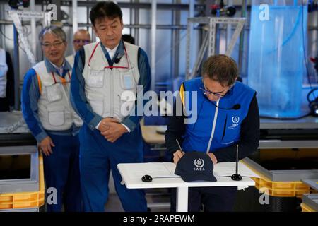 Futaba, Japan. 5. Juli 2023. Rafael Mariano Grossi, Generaldirektor der Internationalen Atomenergiebehörde, unterzeichnet Kooperationsabkommen mit Tokyo Electric Power Co (TEPCO) über den Informationsaustausch zur Verbesserung der Meeresbewohner, während er und TEPCO-Präsident Tomoaki Kobayakawa am Mittwoch, den 5. Juli 2023, ein Labor im beschädigten Kernkraftwerk Fukushima in Okuma im Nordosten Japans besuchten. (Credit Image: © POOL via ZUMA Press Wire) NUR REDAKTIONELLE VERWENDUNG! Nicht für den kommerziellen GEBRAUCH! Stockfoto