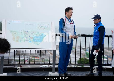 Futaba, Japan. 5. Juli 2023. Rafael Mariano Grossi, Generaldirektor der Internationalen Atomenergiebehörde, hört Tomoaki Kobayakawa, Präsident der Tokyo Electric Power Co., zu, wie die Anlagen zur Freisetzung von aufbereitetem Abwasser erläutert werden, während er das beschädigte Kernkraftwerk Fukushima in Futaba, Nordost-Japan, am Mittwoch, den 5. Juli 2023 besucht. (Credit Image: © POOL via ZUMA Press Wire) NUR REDAKTIONELLE VERWENDUNG! Nicht für den kommerziellen GEBRAUCH! Stockfoto