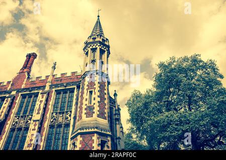 Lincoln's Inn-Turm gegen bewölkten Himmel. London, Großbritannien. Retro-Launen-Foto. Stockfoto