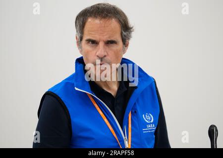 Futaba, Japan. 5. Juli 2023. Rafael Mariano Grossi, Generaldirektor der Internationalen Atomenergie-Organisation, hört sich die Frage eines Reporters während einer Pressekonferenz im beschädigten Kernkraftwerk Fukushima in Okuma im Nordosten Japans am Mittwoch, den 5. Juli 2023 an. (Credit Image: © POOL via ZUMA Press Wire) NUR REDAKTIONELLE VERWENDUNG! Nicht für den kommerziellen GEBRAUCH! Stockfoto