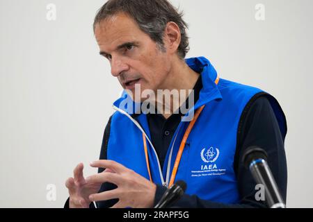 Futaba, Japan. 5. Juli 2023. Rafael Mariano Grossi, Generaldirektor der Internationalen Atomenergie-Organisation, spricht am Mittwoch, den 5. Juli 2023, auf einer Pressekonferenz im beschädigten Kernkraftwerk Fukushima in Okuma, Nordostjapan. (Credit Image: © POOL via ZUMA Press Wire) NUR REDAKTIONELLE VERWENDUNG! Nicht für den kommerziellen GEBRAUCH! Stockfoto