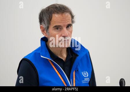 Futaba, Japan. 5. Juli 2023. Rafael Mariano Grossi, Generaldirektor der Internationalen Atomenergie-Organisation, hört sich die Frage eines Reporters während einer Pressekonferenz im beschädigten Kernkraftwerk Fukushima in Okuma im Nordosten Japans am Mittwoch, den 5. Juli 2023 an. (Credit Image: © POOL via ZUMA Press Wire) NUR REDAKTIONELLE VERWENDUNG! Nicht für den kommerziellen GEBRAUCH! Stockfoto