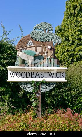 Blick auf das Dorfschild im Dorf Norfolk Broads in Woodbastwick, Norfolk, England, Großbritannien. Stockfoto