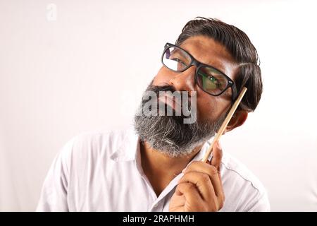 Porträt eines bärtigen Indianers mit Hemd. Seltsame Ausdrücke, traurig und niederträchtig, voller Trauer und Bedauern. Schmerzliche Verzweiflung, verärgert, verärgert. Stockfoto