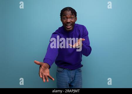 Hübscher amerikanischer junger brünetter Mann mit Dreadlocks Stockfoto