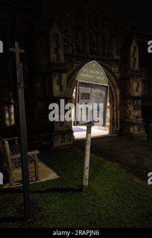 Die Parish Church of St Mark, Barnet Vale, anglikanische Pfarrkirche in traditionellem anglokatholischen Stil, North London, England, Großbritannien Stockfoto